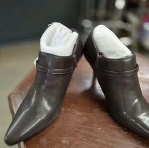 Apri Sz 91/2 Sleek Brown Leather Ankle Boots